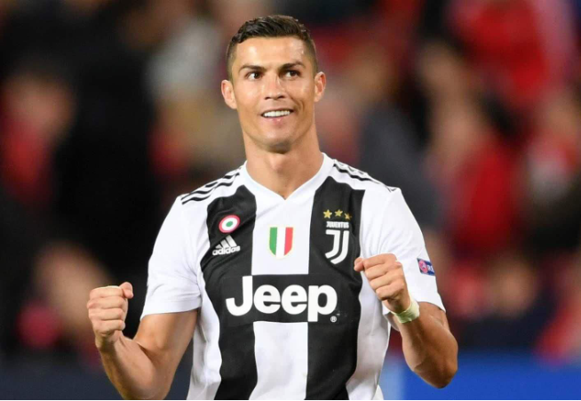 小卡上半场火力全开，高效得分展现惊人状态（小卡半场火力爆表，高效得分尽显超强状态）