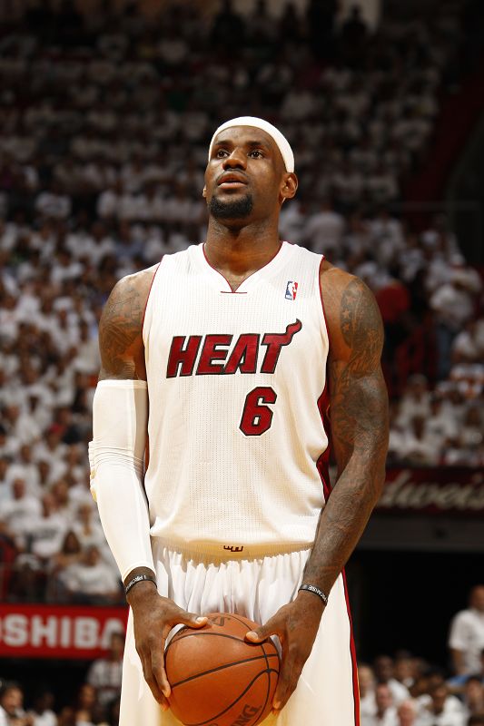 NBA：勇士主场险胜小牛（勇士主场惊险击败小牛）