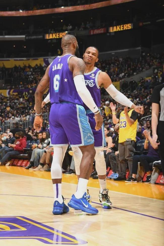 自加盟勇士以来，巴特勒助攻上双的比赛球队5场全胜（加盟勇士后，巴特勒助攻上双时球队5战全胜）