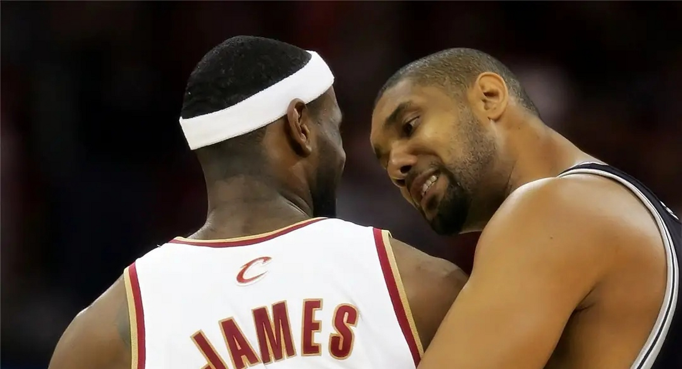 心念老东家！奥斯卡社媒晒照观看海港vs柔佛亚冠比赛（奥斯卡社媒晒照观海港vs柔佛亚冠，心系老东家）