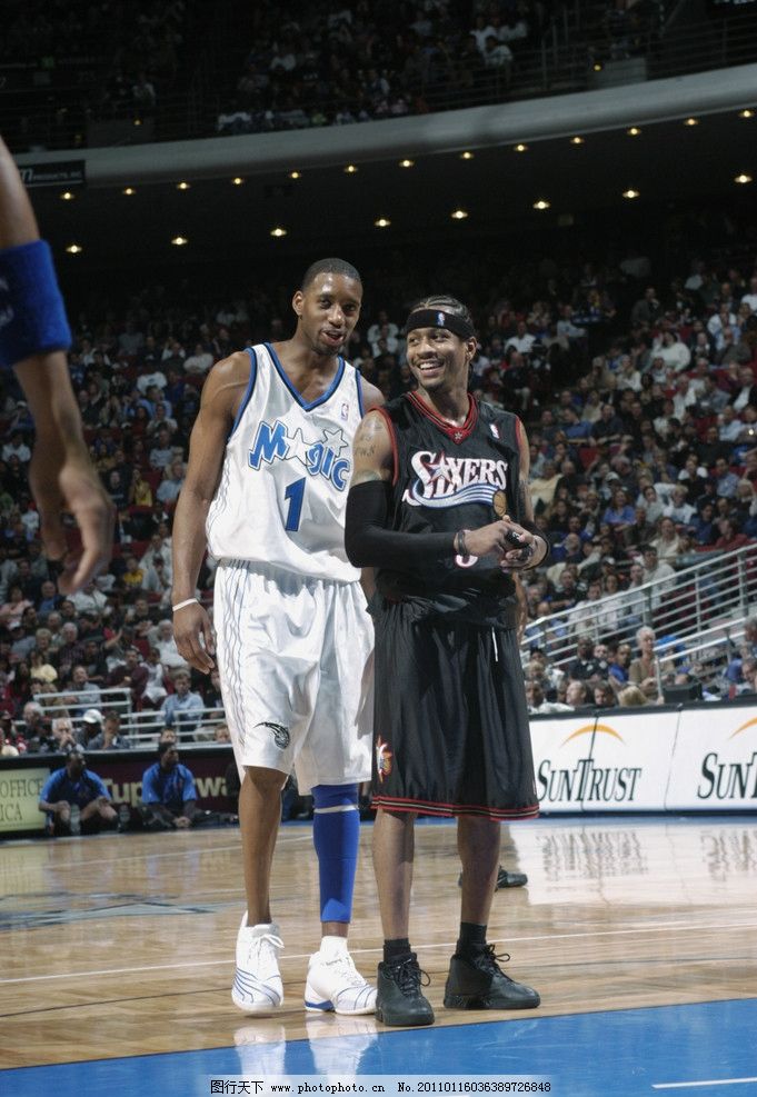 格雷米奥扳平后，主帅梅内塞斯与球迷发生口角并向其竖中指（格雷米奥追平后，主帅梅内塞斯与球迷口角并做出竖中指手势）