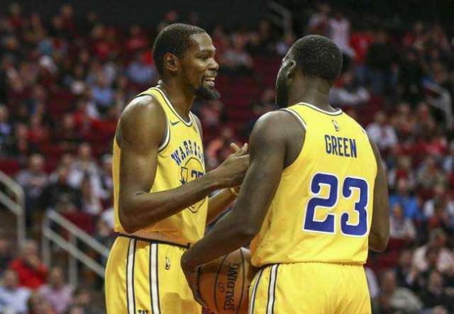 威少半场高效表现，助球队领跑比分（威少半场高效发挥，助球队比分领先）