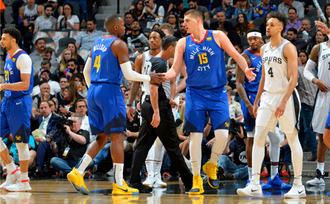 大举反击！开拓者2分钟内外开花轰出12-0攻击波 强势反超比分（开拓者两分钟里外齐发力轰出12-0高潮，一举反超比分）