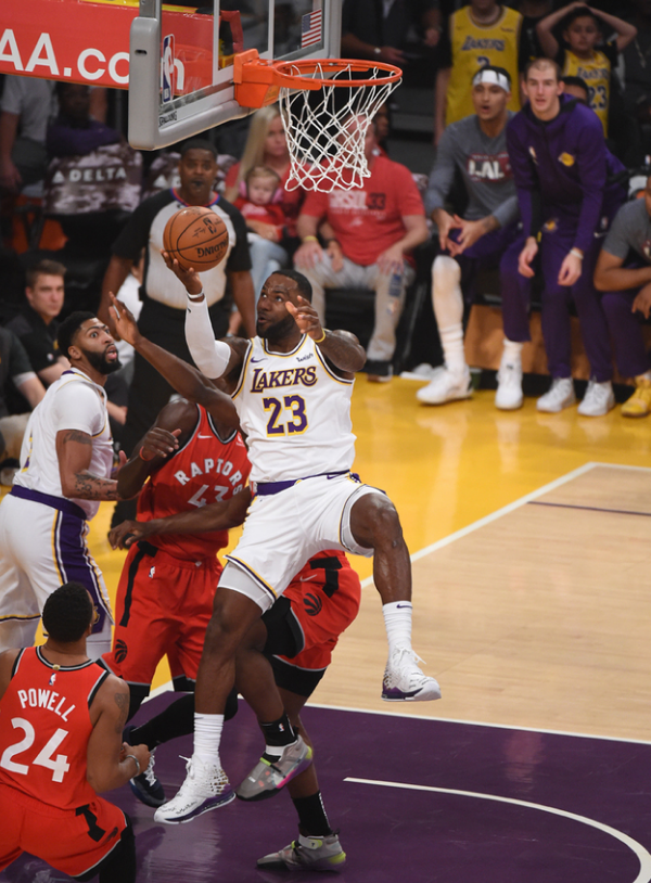 大战在即！尼克斯&骑士均发布精美海报为圣诞大战预热（圣诞大战倒计时！尼克斯与骑士齐发精美海报预热）