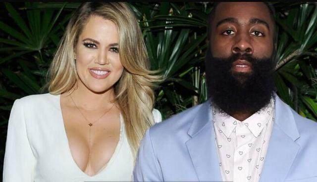 萨拉赫在社媒晒照庆祝圣诞节，被网友怒批背弃信仰（萨拉赫晒圣诞照惹争议：遭网友质疑违背信仰）