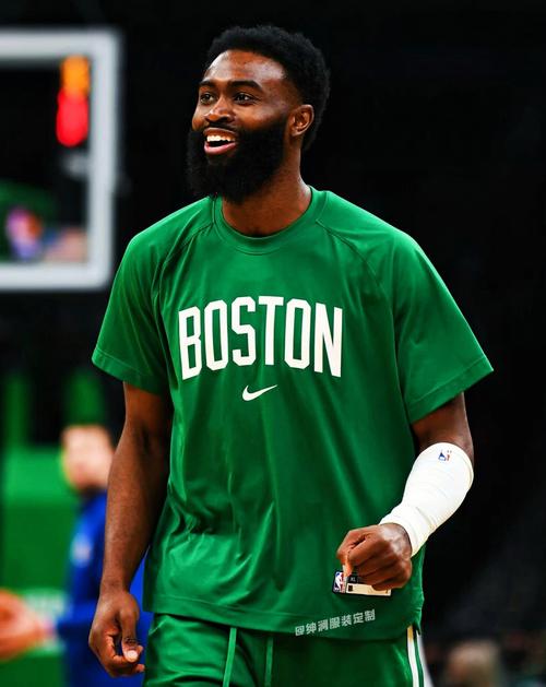 王曼昱3-0横扫李恩惠，发挥稳定，技术多样，孙颖莎等队友观战学习。（王曼昱3-0完胜李恩惠，状态稳健技法多变，孙颖莎等队友场边观摩学习）