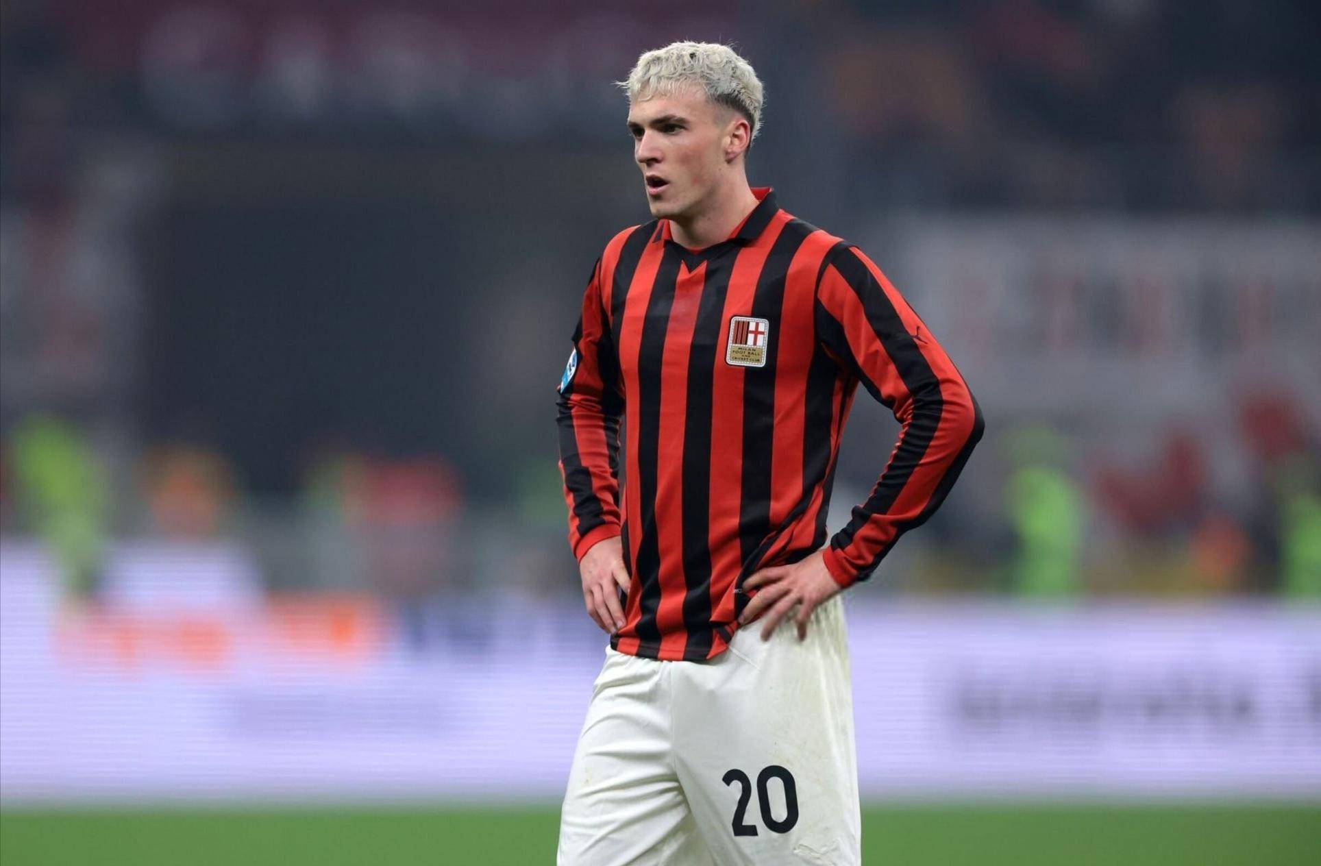 足球曝英超巨星考虑加盟沙特联赛，工资惊人（曝英超巨星考虑赴沙特联，高薪待遇引关注）