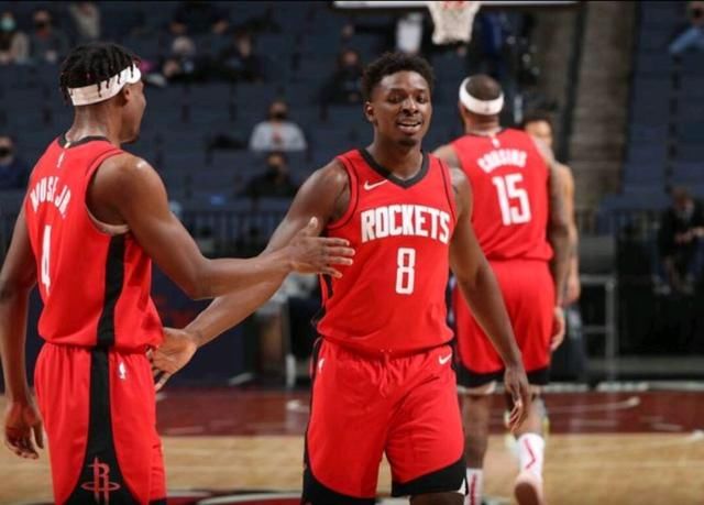 沙特联战报：本泽马破门，十人吉达联合2-1利雅得体育（沙特联赛战报：本泽马建功，十人吉达联合2-1击败利雅得体育）