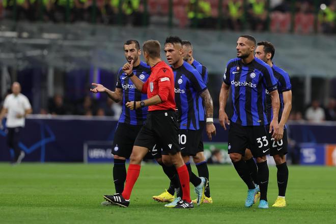 索尔斯克亚拿到了足球史上最漂亮的战术红牌！（索尔斯克亚上演足坛最经典的战术红牌）